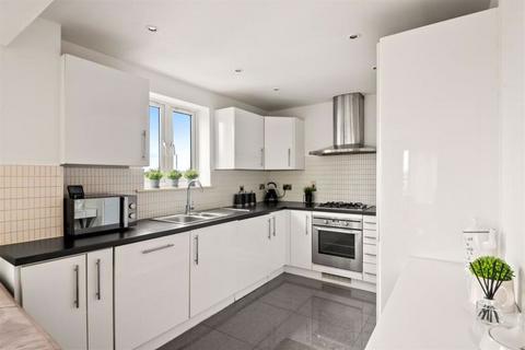 2 bedroom apartment to rent, Glebe Avenue, Ruislip