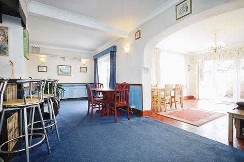 4 The Broadway, Northbourne, Bournemouth, BH10 7EY