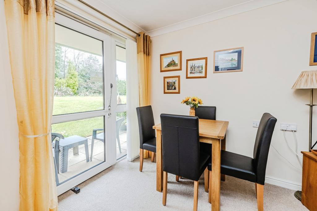 Lounge/dining area