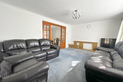 4 bedroom detached house to rent, Needham Road, Luton, Beds, LU4 9HD