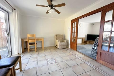 4 bedroom detached house to rent, Needham Road, Luton, Beds, LU4 9HD