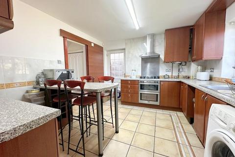 4 bedroom detached house to rent, Needham Road, Luton, Beds, LU4 9HD