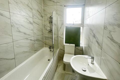 4 bedroom terraced house to rent, Fabian Street, London E6