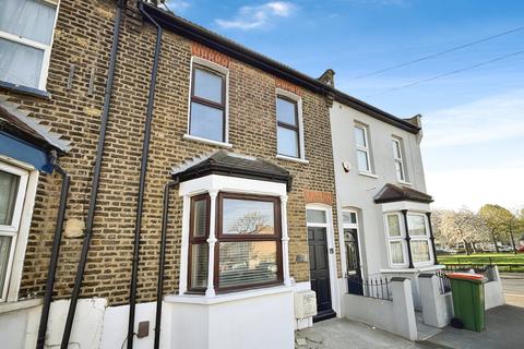 4 bedroom terraced house to rent, Fabian Street, London E6