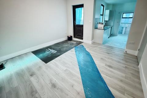 4 bedroom terraced house to rent, Fabian Street, London E6
