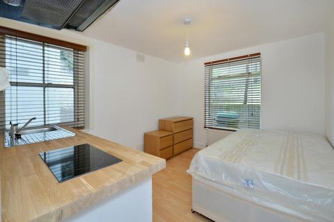 Studio to rent, Marloes Road, Kensington, W8