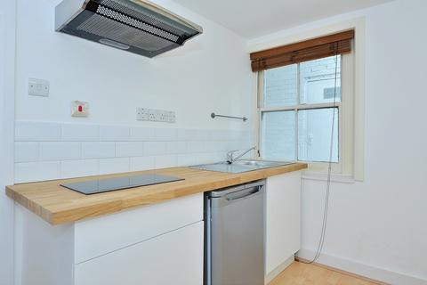 Studio to rent, Marloes Road, Kensington, W8
