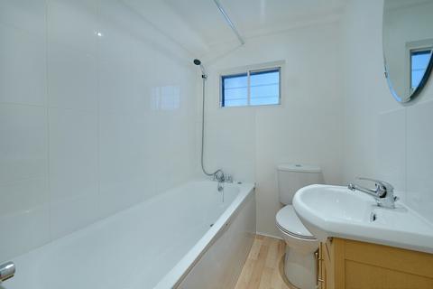Studio to rent, Marloes Road, Kensington, W8