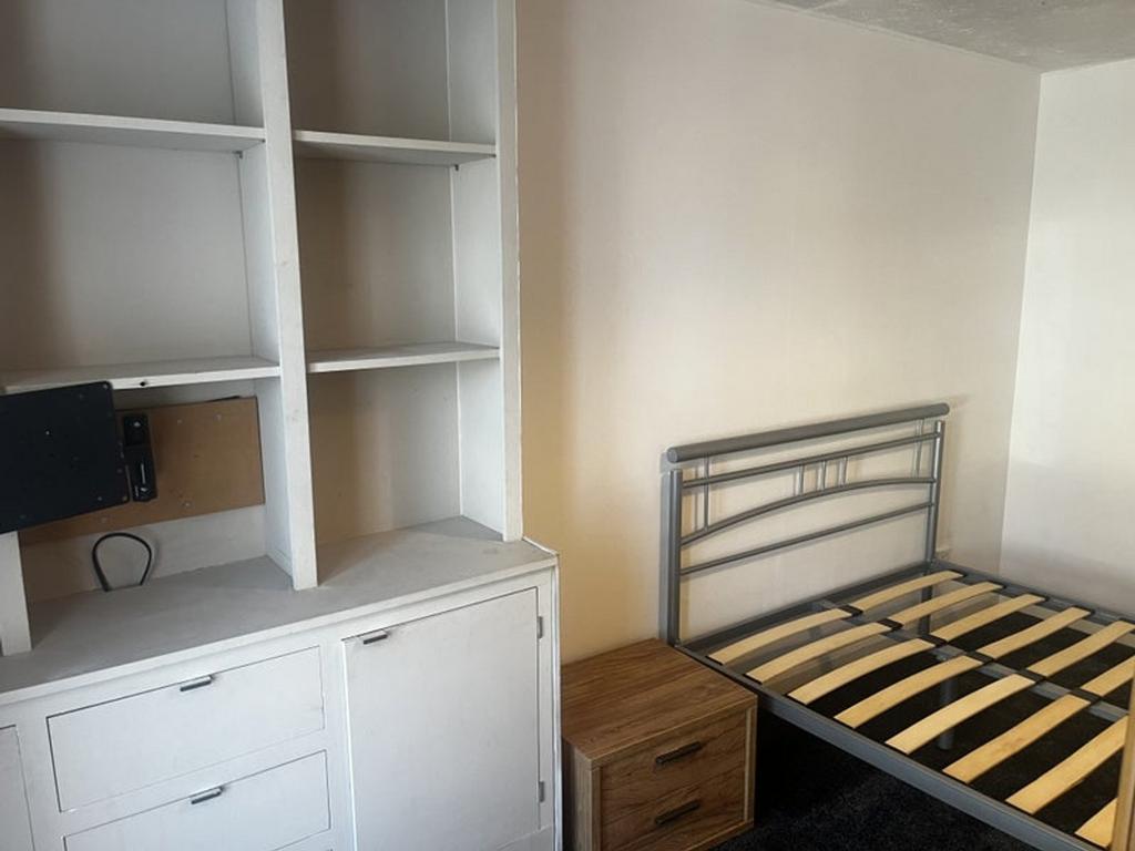 A cozy double bedroom featuring a spacious layo...