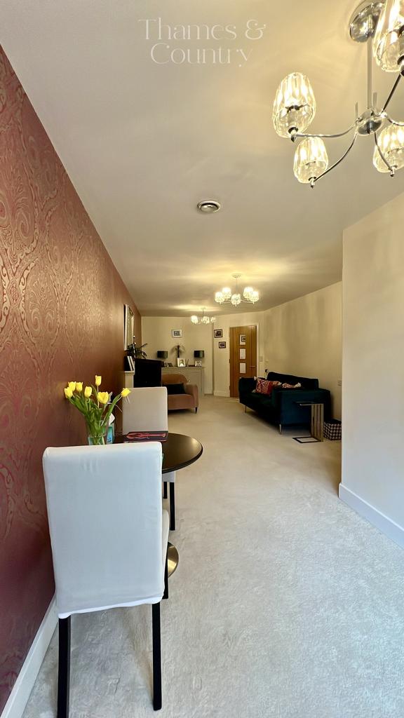 Dining & Lounge