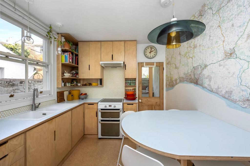 Kitchen (2).JPG