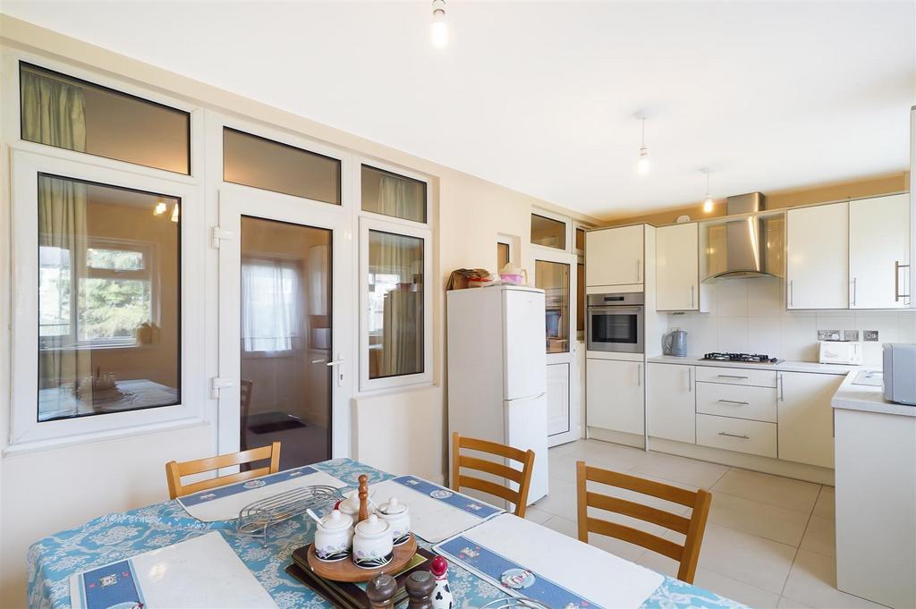 200 Whitton Avenue East - e ICNKYV4u Wphw8 Fg Gf JK.jpg