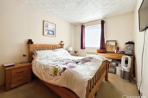 2 bedroom flat for sale, Valley Green, Hemel Hempstead HP2