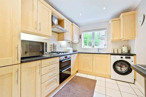 6 Wallace Grove, Three Mile Cross, Reading, RG7 1EZ