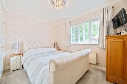 6 Wallace Grove, Three Mile Cross, Reading, RG7 1EZ
