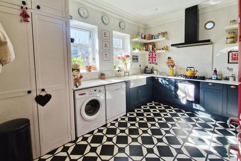 Flat 2, 17 Snowdon Road, Bournemouth, BH4 9HL