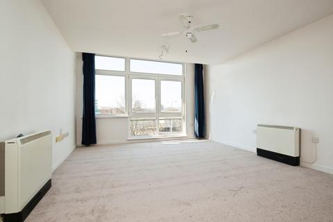 2 bedroom flat to rent, Ffordd Garthorne, Cardiff, CF10