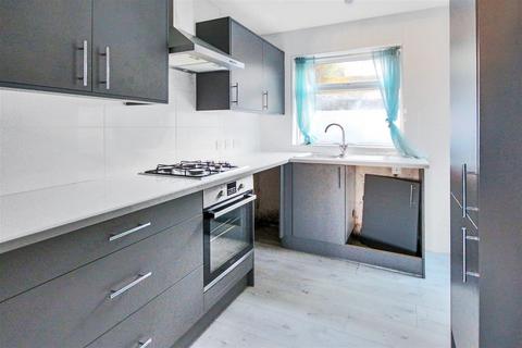 3 bedroom terraced house to rent, Carden Avenue, Brighton