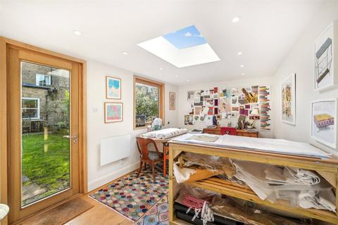 6 Boscombe Road, London, W12 9HP