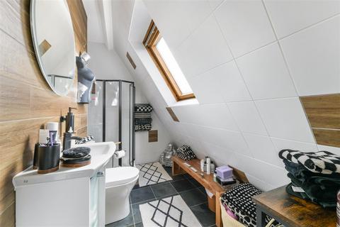 9 Langley Close, Epsom, KT18 6HG