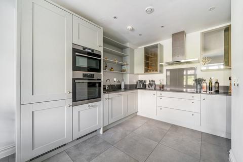26 Consort Drive, Leatherhead, KT22 0AS