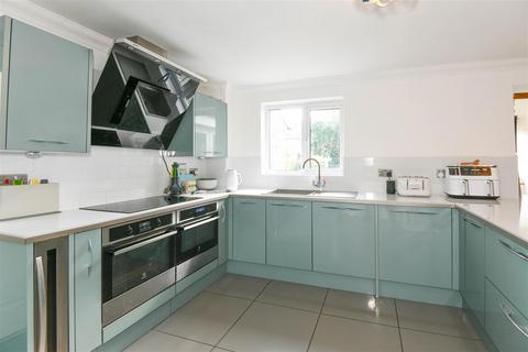 7 Bell Heather Close, Staverton, Trowbridge, BA14 8TY