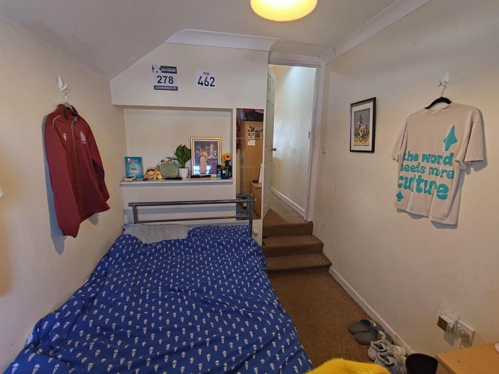 First floor rear bed