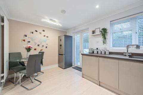 73 Bow Field, Hook, RG27 9SA