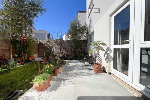 13b The Heights, London, SE7 8JJ