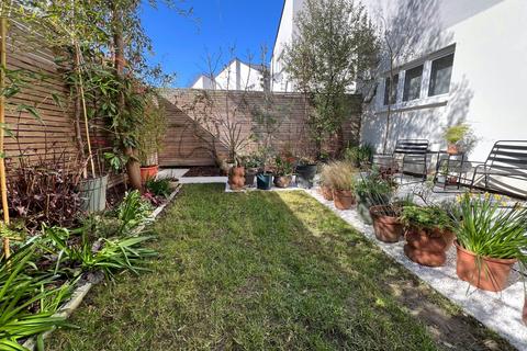 13b The Heights, London, SE7 8JJ