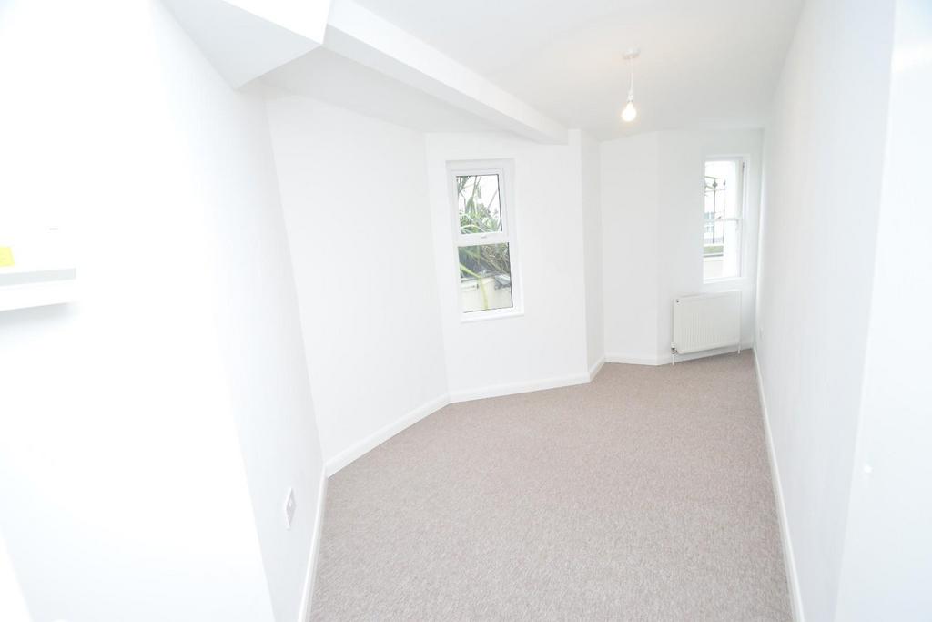 8 Pevensey Road Bed.jpg