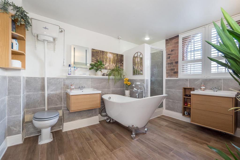 Ensuite bed 1