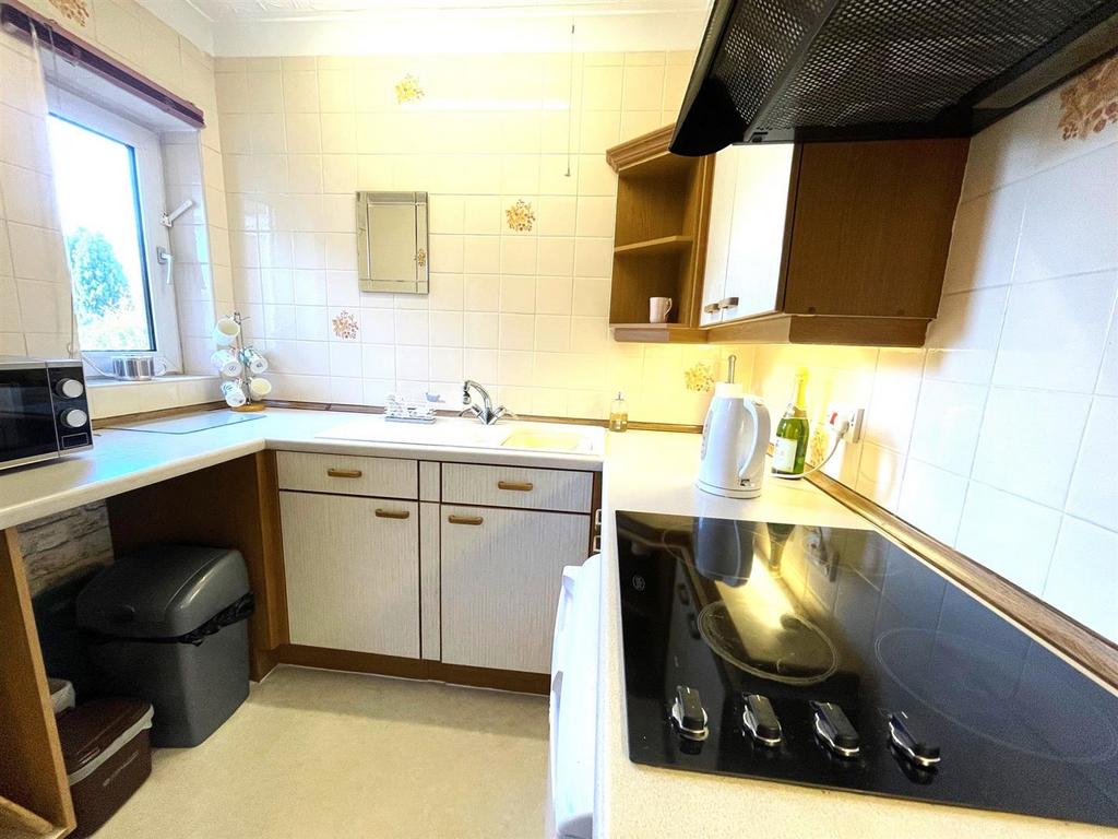 Kitchen 2.jpg