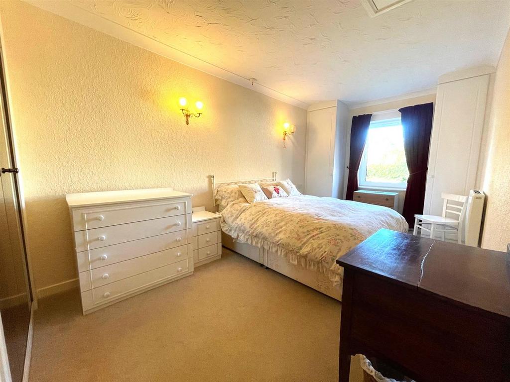 Bedroom 1.jpg