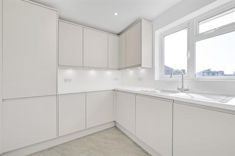 2 bedroom apartment to rent, Friern Park London N12