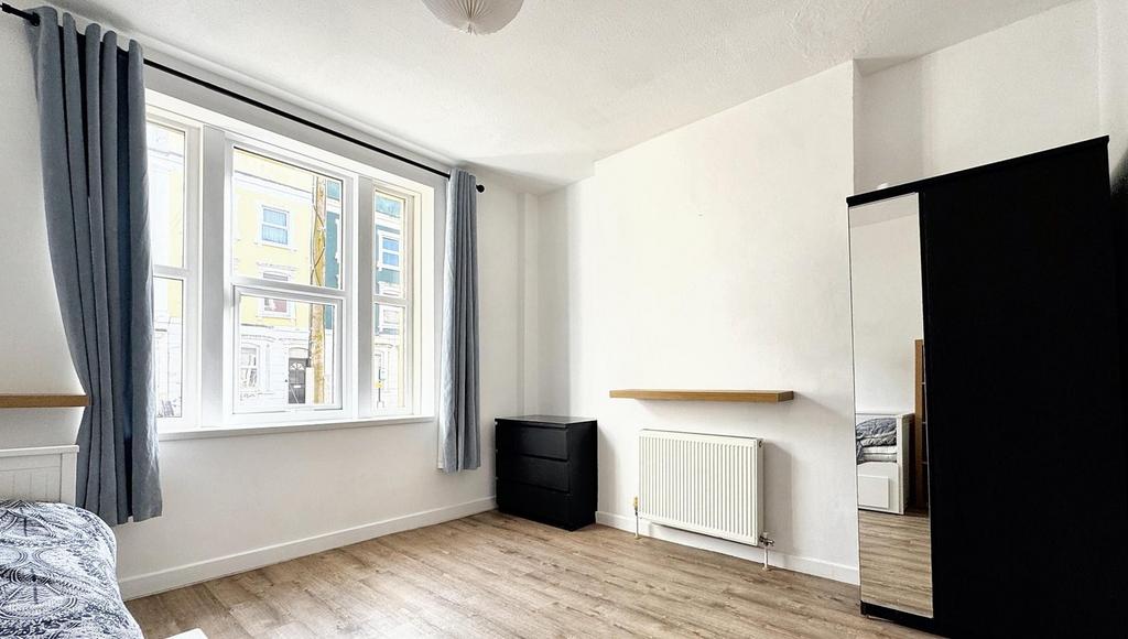 Bright and cozy double bedroom with ample natur...