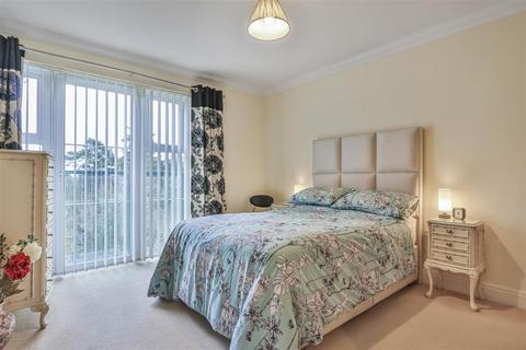 3 bedroom flat for sale, The Avenue, Branksome Park