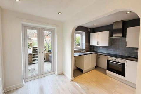 2 bedroom terraced house to rent, Pendlebury Close, Manchester M25