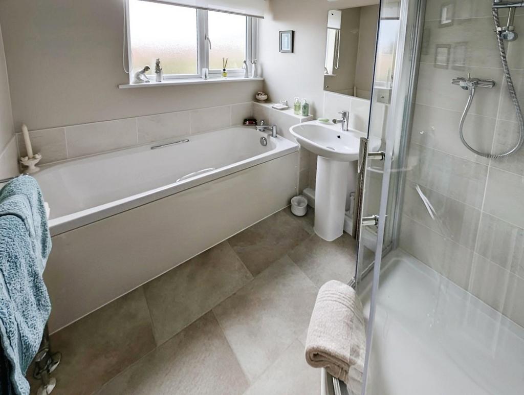 37fa02ed-bathroom.jpg