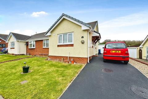 2 bedroom semi-detached bungalow for sale, Cae'r Mynydd, Holyhead, LL65
