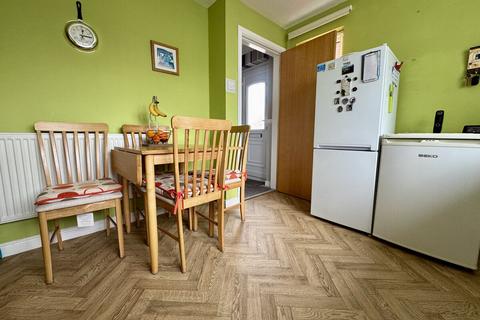 2 bedroom semi-detached bungalow for sale, Cae'r Mynydd, Holyhead, LL65