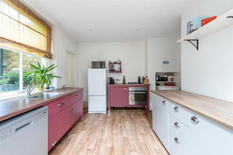 2 bedroom flat to rent, Ravenslea Road, London