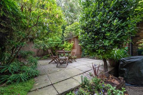 2 bedroom flat to rent, Ravenslea Road, London