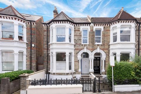 2 bedroom flat to rent, Ravenslea Road, London