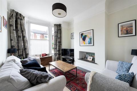 2 bedroom flat to rent, Ravenslea Road, London