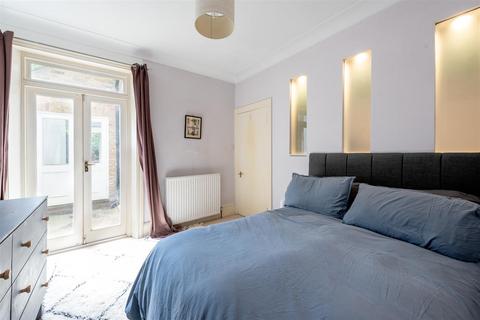 2 bedroom flat to rent, Ravenslea Road, London
