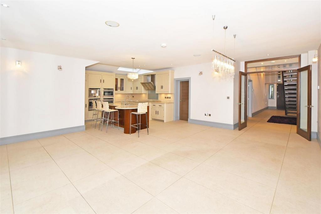 Open Plan Kitchen / Dining Area