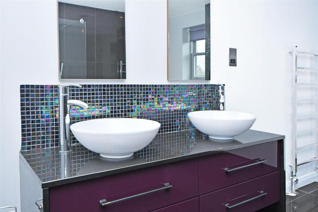 Master En-Suite