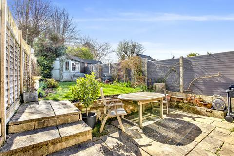 20 Highlands Road, Leatherhead, KT22 8ND