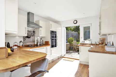 20 Highlands Road, Leatherhead, KT22 8ND